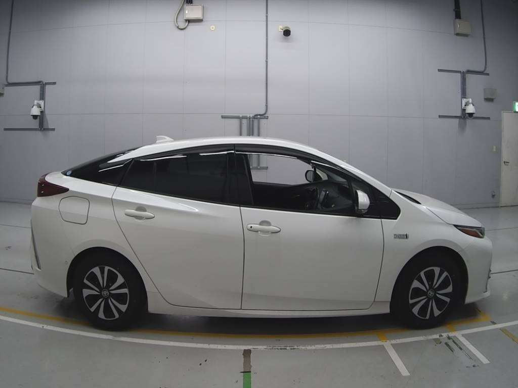 2017 Toyota Prius PHV ZVW52[2]