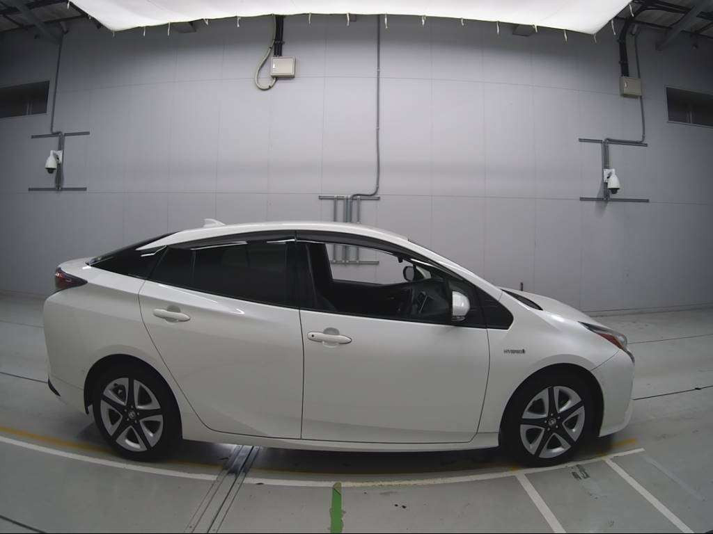 2016 Toyota Prius ZVW51[2]