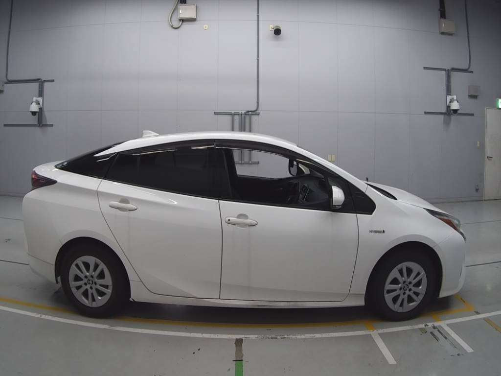 2017 Toyota Prius ZVW50[2]