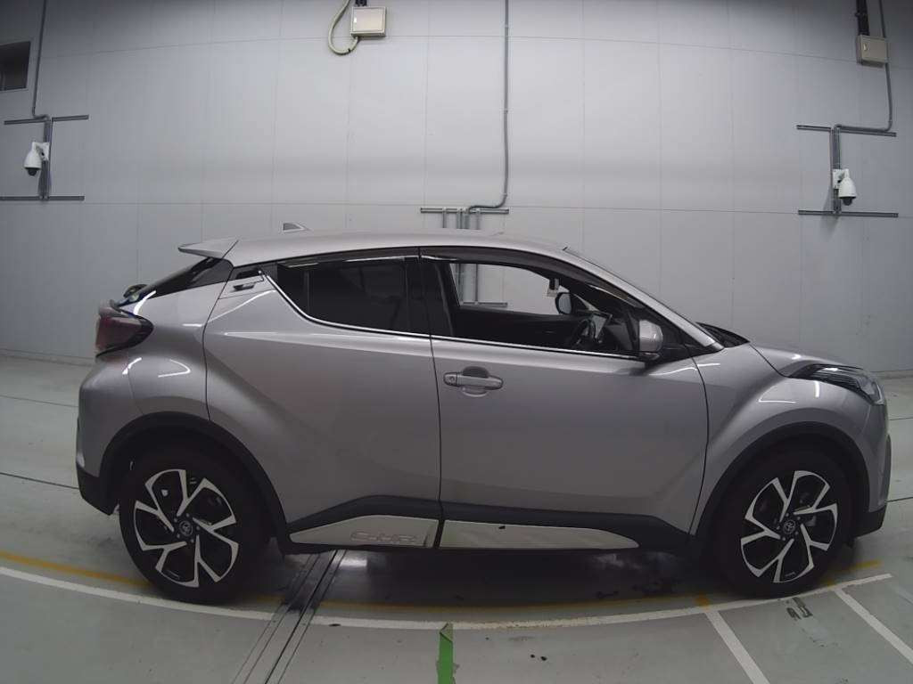 2017 Toyota C-HR NGX50[2]