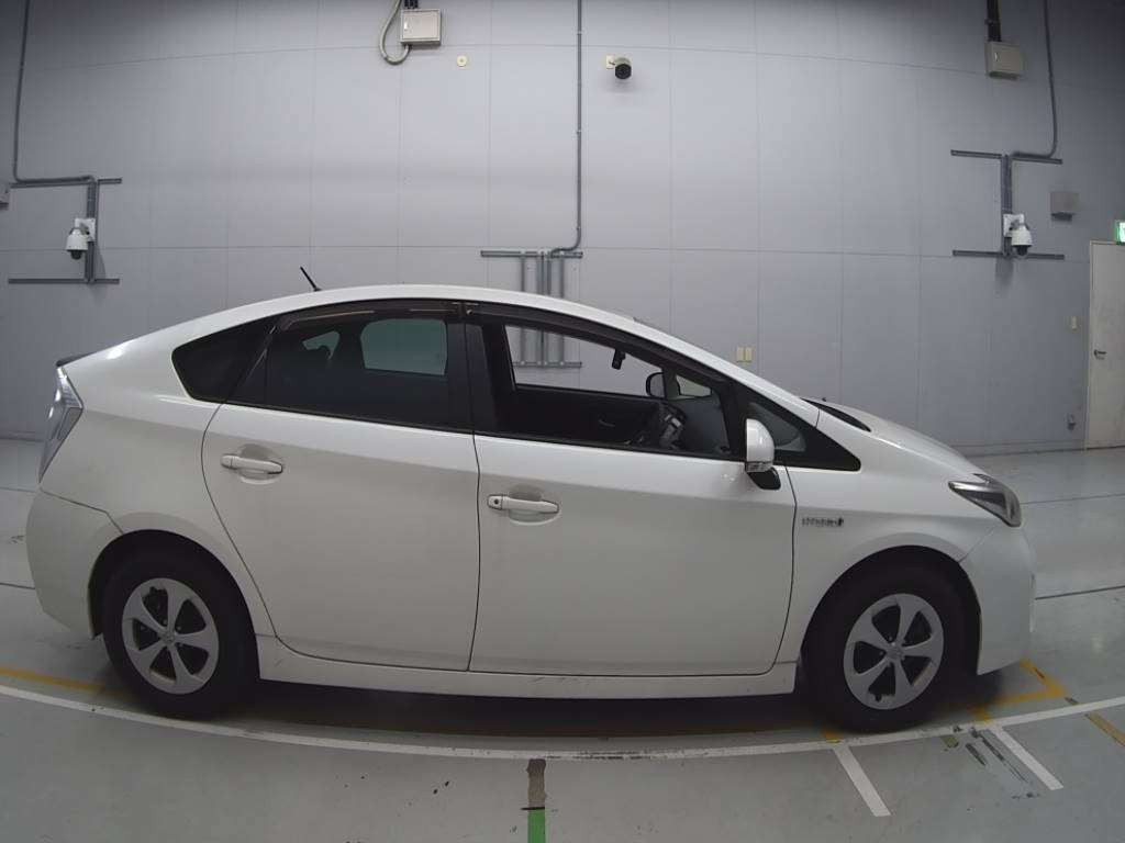 2015 Toyota Prius ZVW30[2]