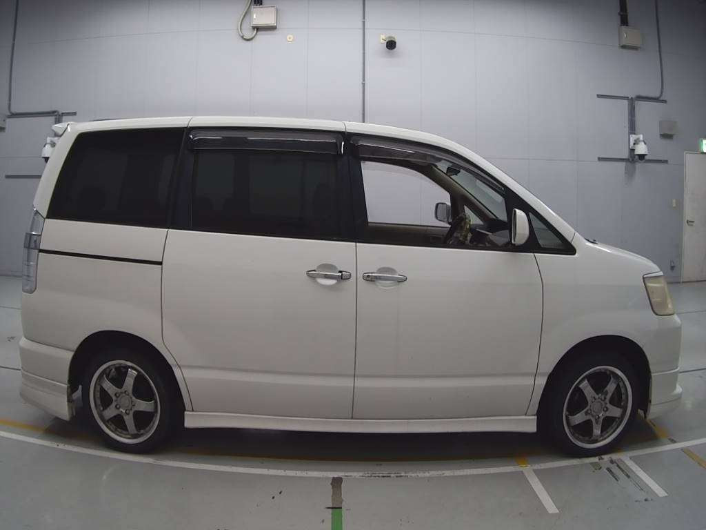 2003 Toyota Noah AZR60G[2]