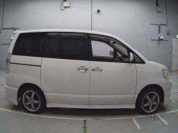 2003 Toyota Noah