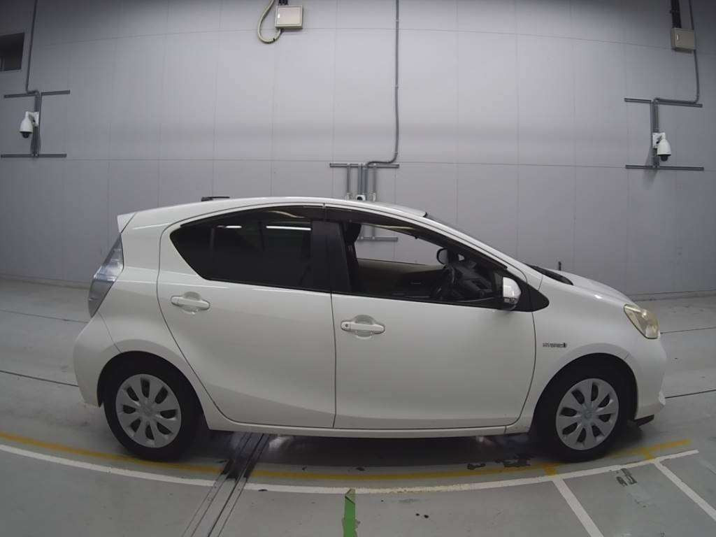 2012 Toyota Aqua NHP10[2]