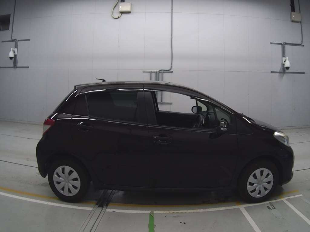 2014 Toyota Vitz NSP130[2]