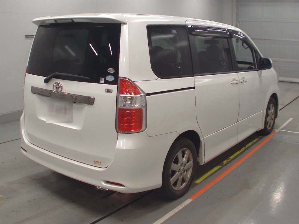 2008 Toyota Noah ZRR70W[1]