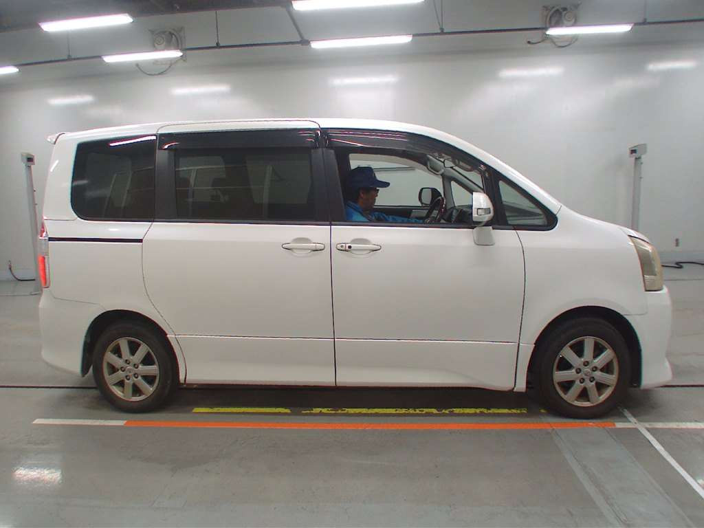 2008 Toyota Noah ZRR70W[2]