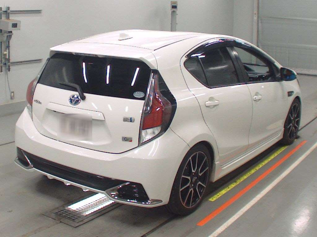 2015 Toyota Aqua NHP10[1]