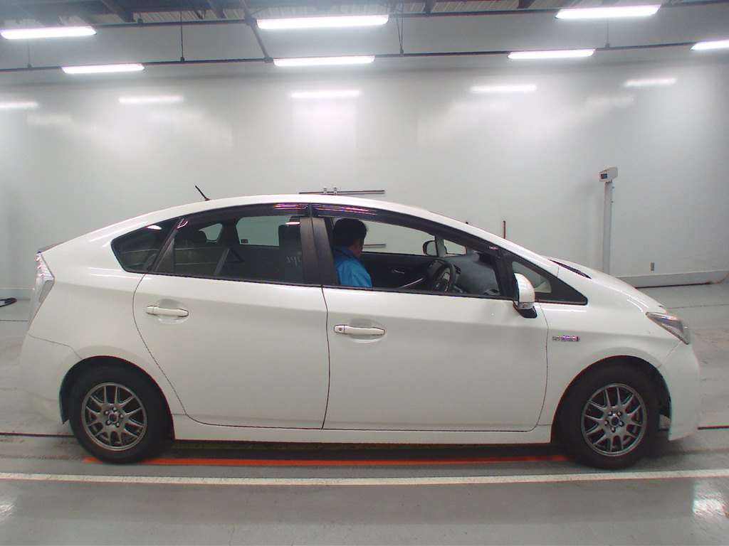 2015 Toyota Prius ZVW30[2]