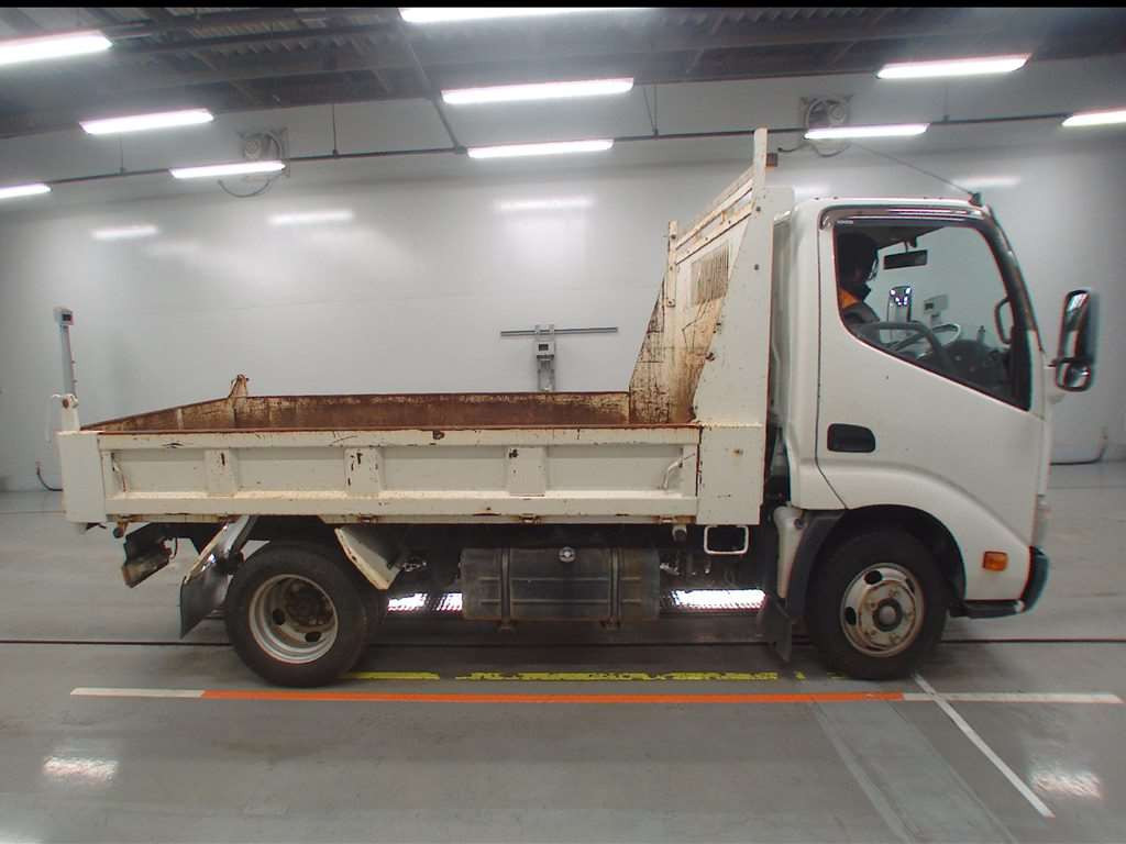 2013 Toyota Dyna Truck XZU610D[2]