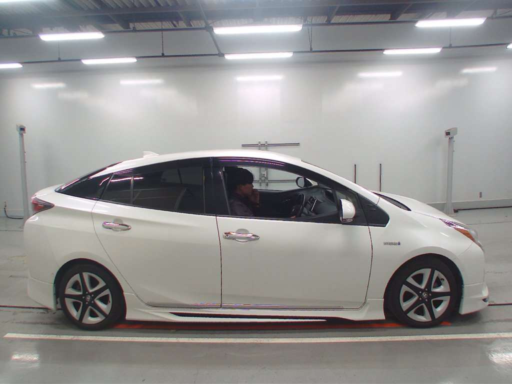 2017 Toyota Prius ZVW51[2]