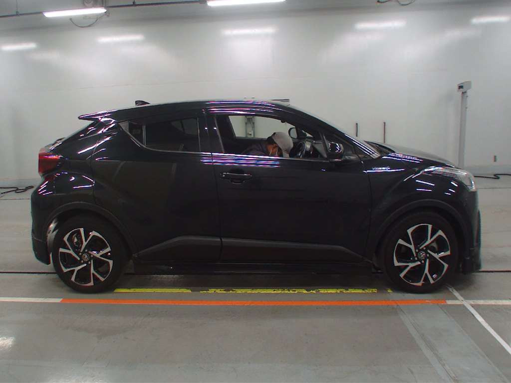 2019 Toyota C-HR ZYX10[2]