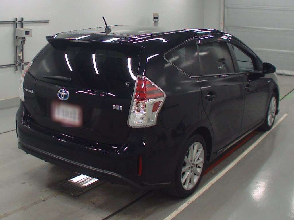 2015 Toyota Prius alpha ZVW41W[1]