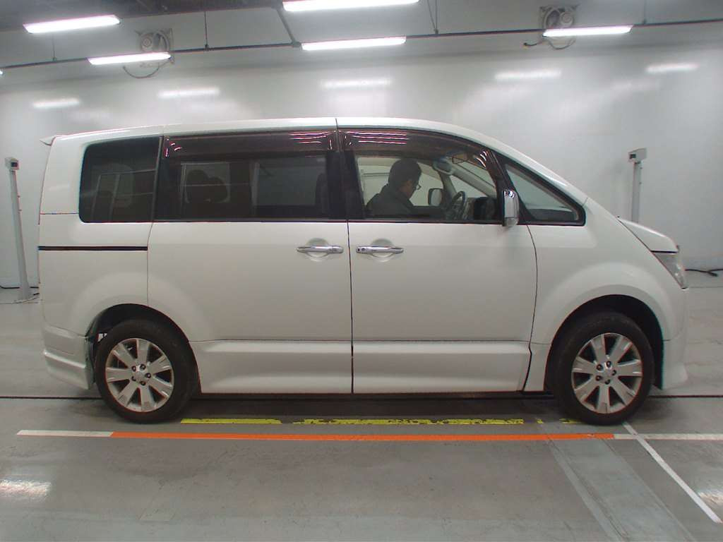 2013 Mitsubishi Delica D5 CV1W[2]