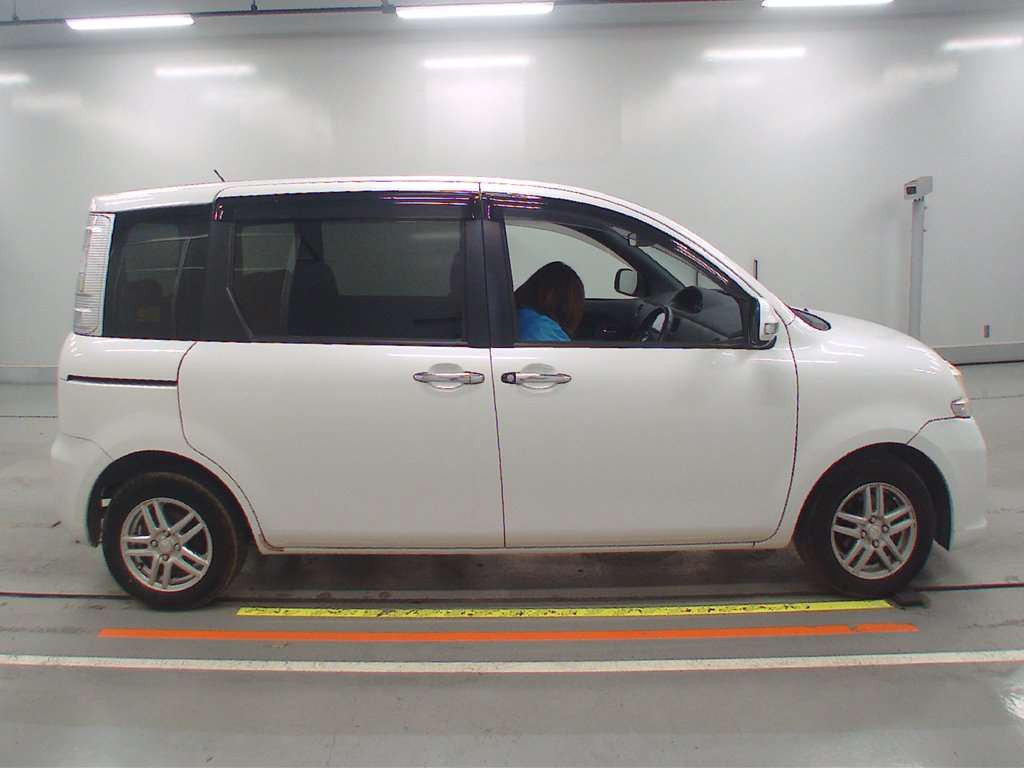 2011 Toyota Sienta NCP81G[2]