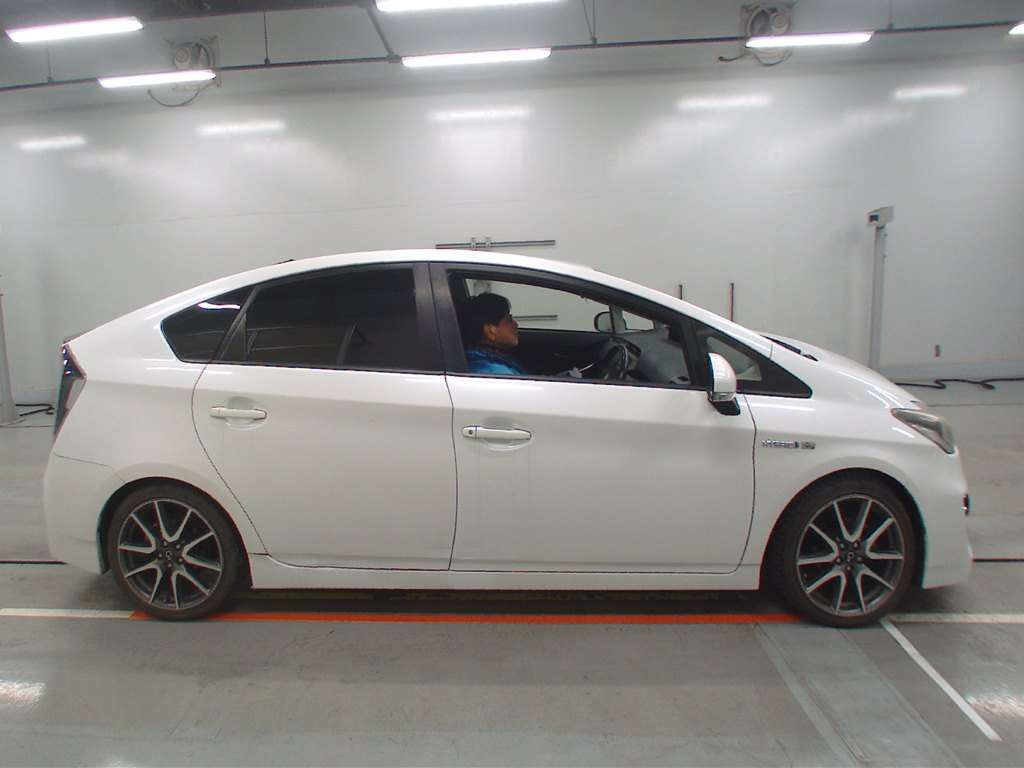 2013 Toyota Prius ZVW30[2]