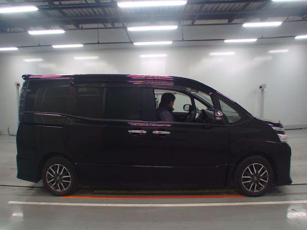 2015 Toyota Voxy ZRR80W[2]