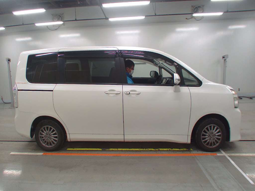 2012 Toyota Voxy ZRR70G[2]