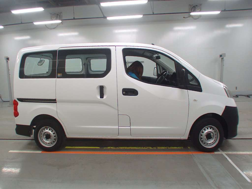 2018 Mitsubishi Delica Van BVM20[2]