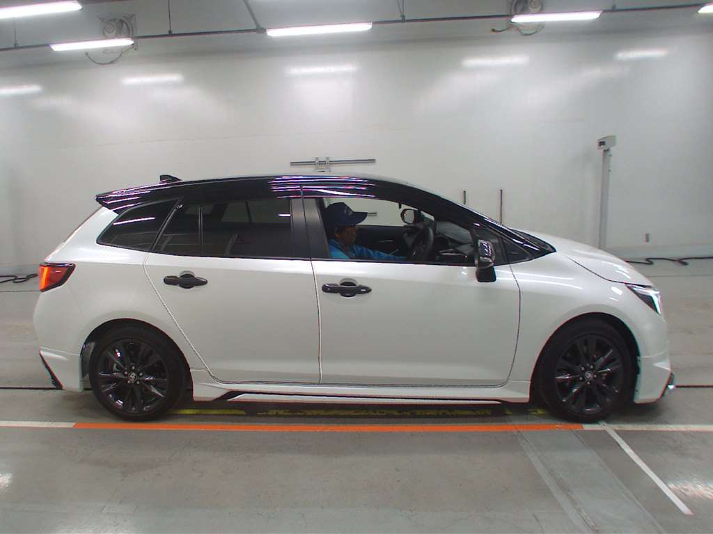 2022 Toyota Corolla Touring Wagon ZWE219W[2]