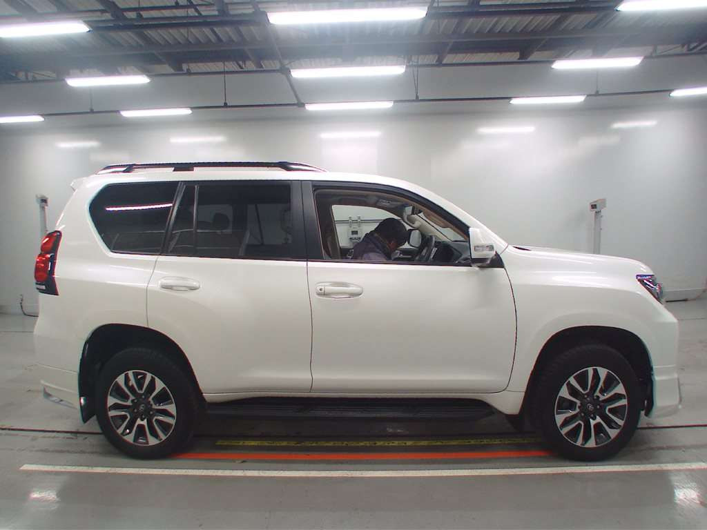 2023 Toyota Land Cruiser Prado TRJ150W[2]