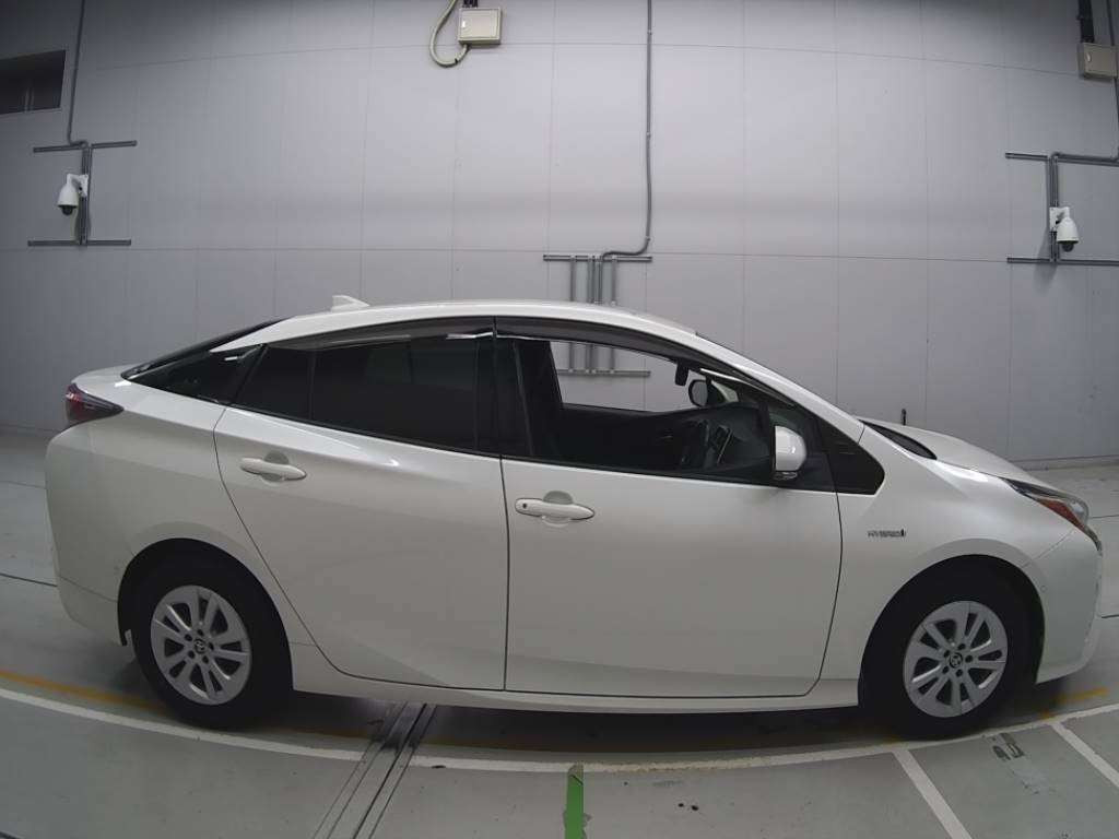 2016 Toyota Prius ZVW50[2]