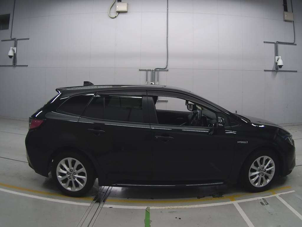 2020 Toyota Corolla Touring Wagon ZWE211W[2]