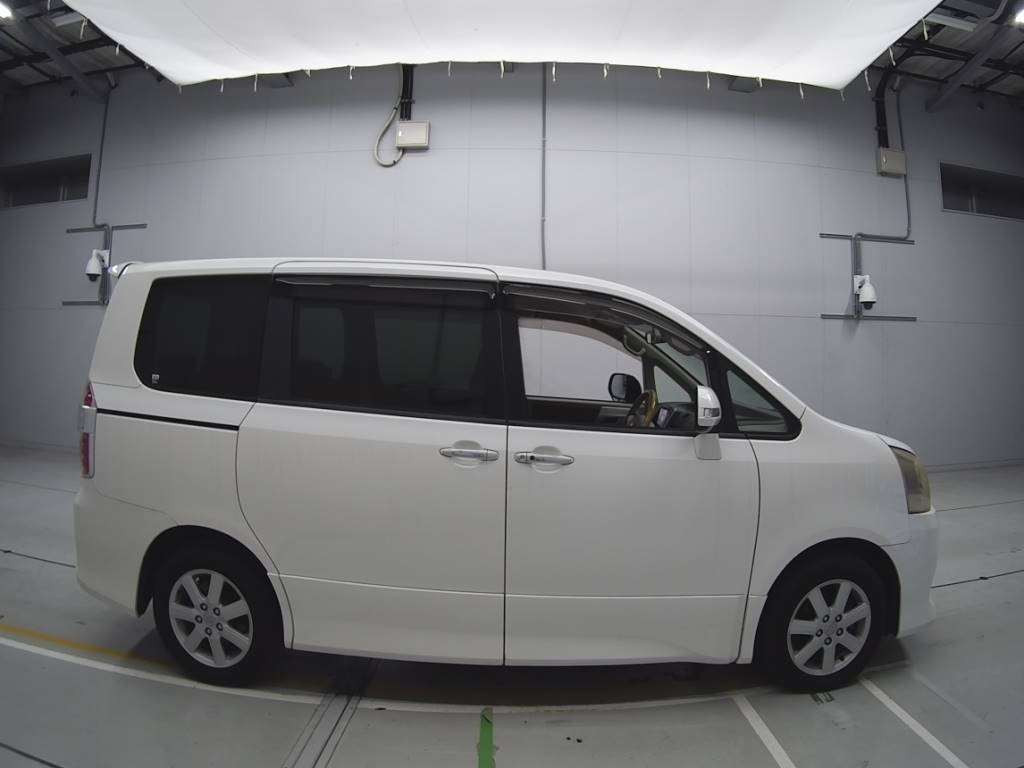 2009 Toyota Noah ZRR70W[2]