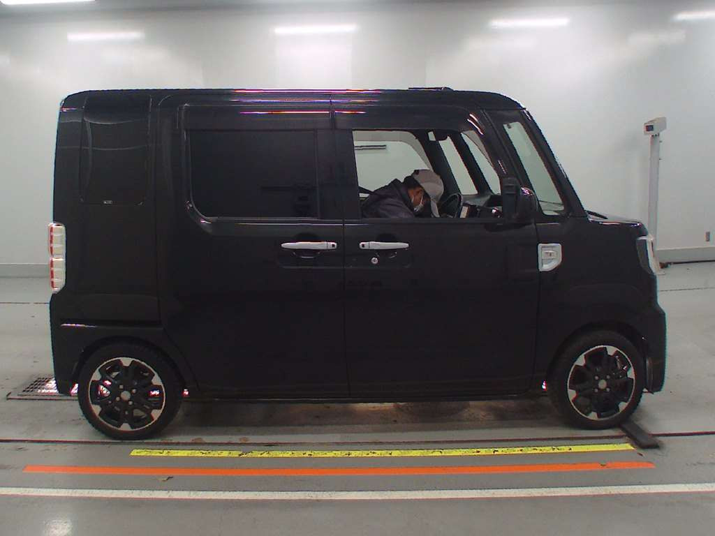 2014 Daihatsu Wake LA700S[2]