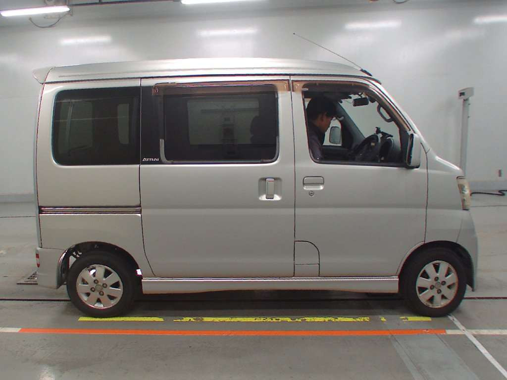 2005 Daihatsu Atrai Wagon S320G[1]