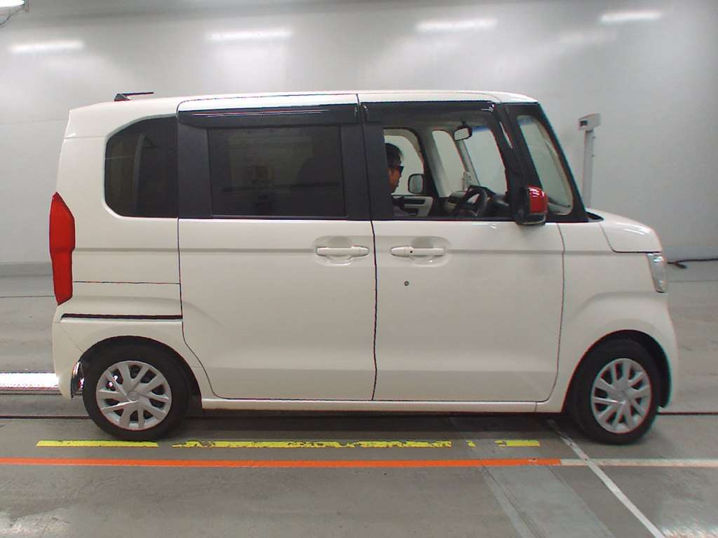 2017 Honda N-BOX JF3[1]