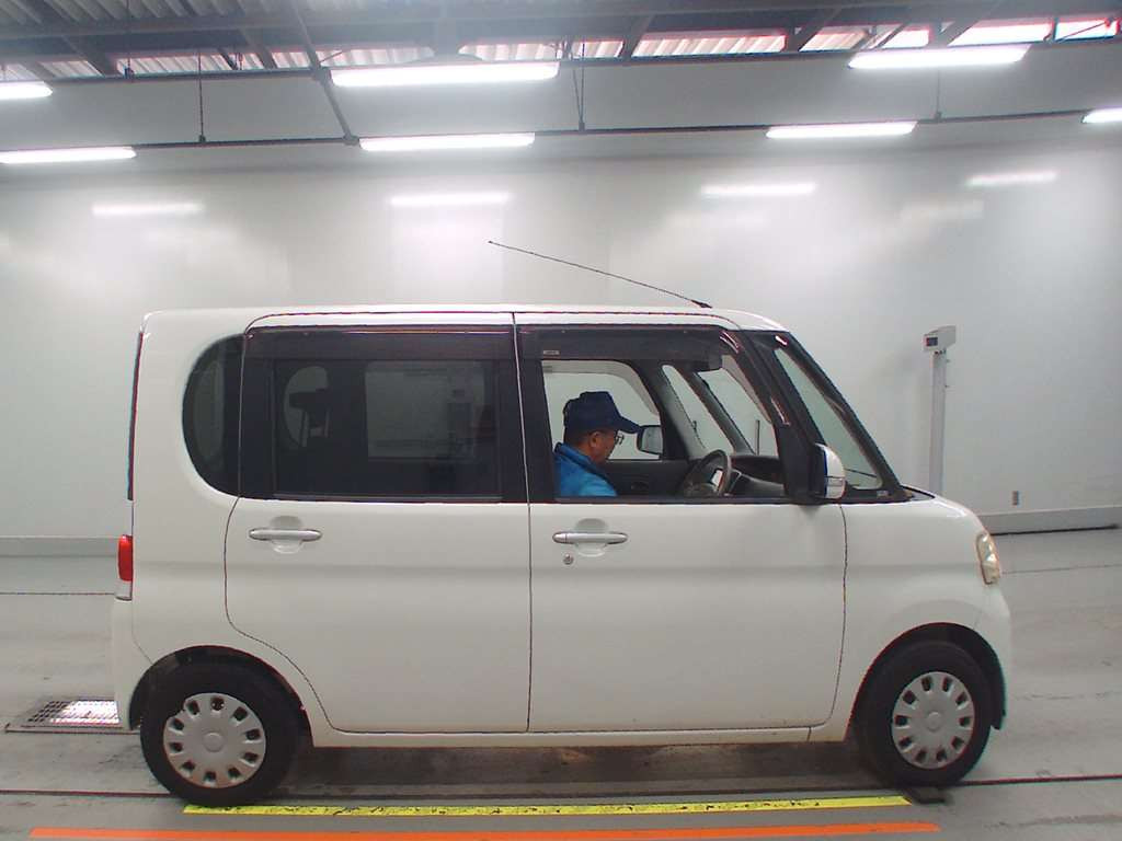 2010 Daihatsu Tanto L375S[1]