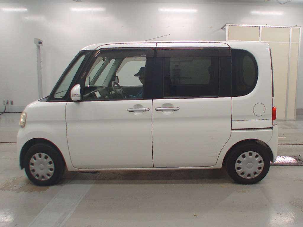 2010 Daihatsu Tanto L375S[2]