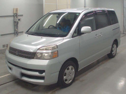 2005 Toyota Voxy