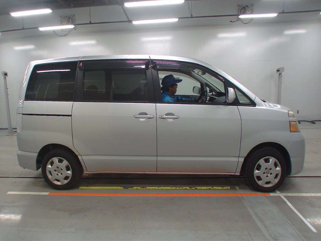 2005 Toyota Voxy AZR60G[2]