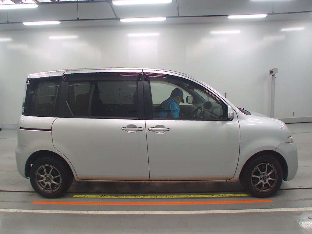 2012 Toyota Sienta NCP81G[2]