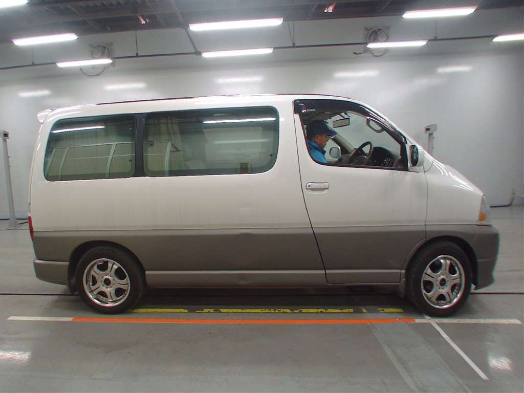 2002 Toyota Grand Hiace KCH16W[1]