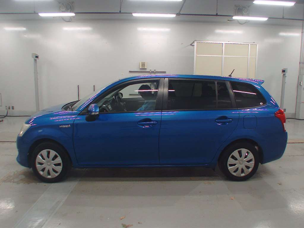 2013 Toyota Corolla Fielder NKE165G[2]