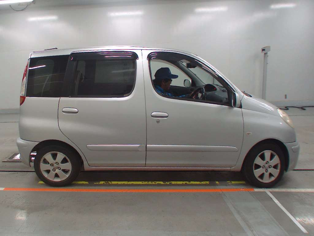 2004 Toyota Fun Cargo NCP21[1]