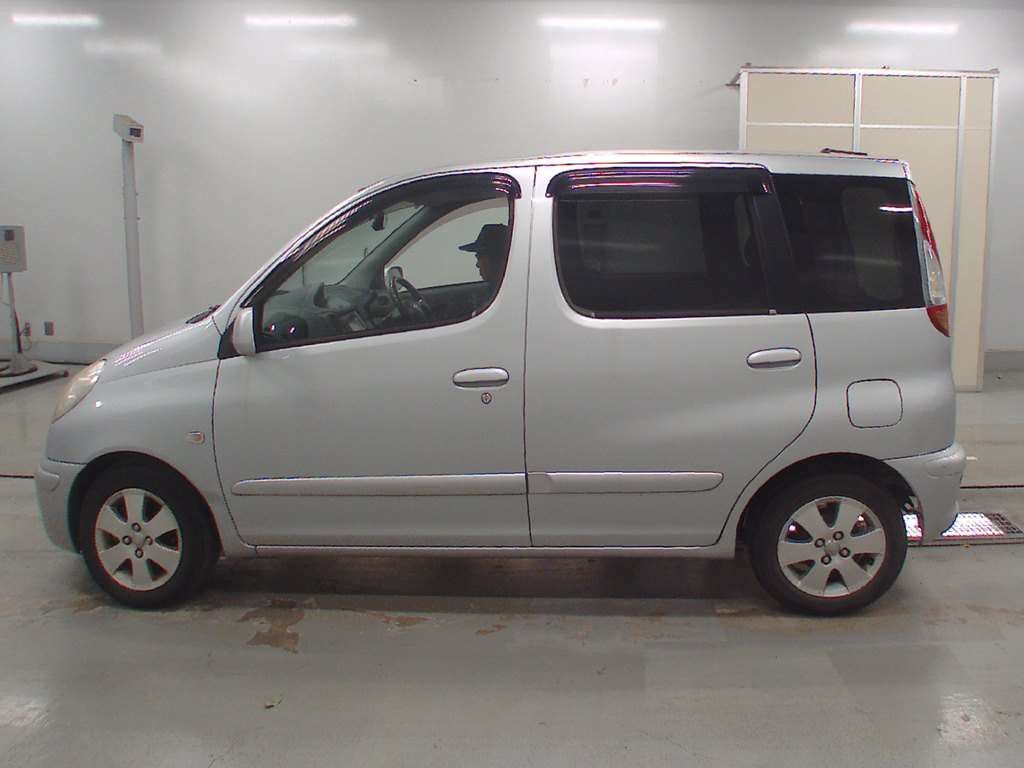 2004 Toyota Fun Cargo NCP21[2]