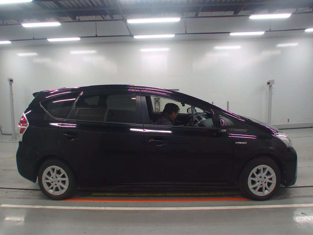 2015 Toyota Prius alpha ZVW41W[2]