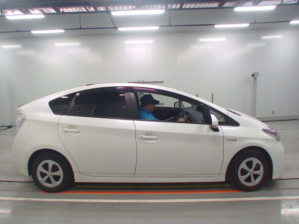 2015 Toyota Prius ZVW30[2]