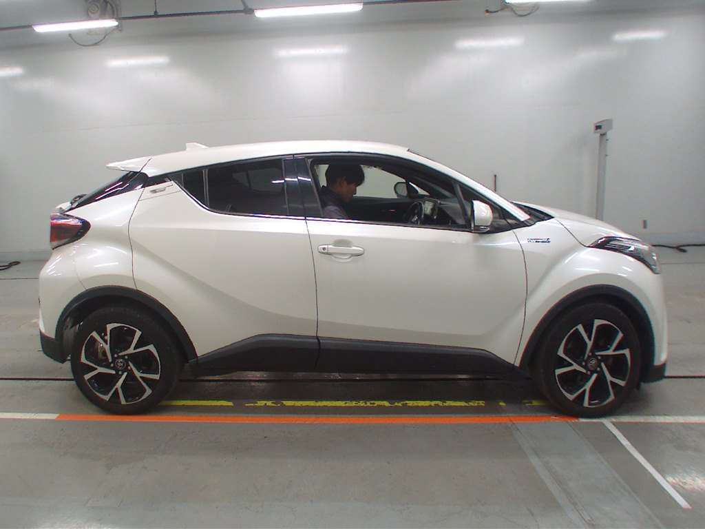 2017 Toyota C-HR ZYX10[2]