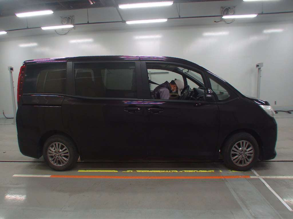 2014 Toyota Noah ZRR80G[1]