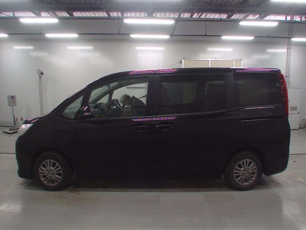 2014 Toyota Noah ZRR80G[2]