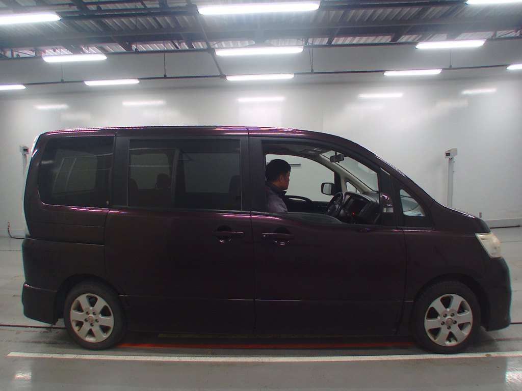 2009 Nissan Serena CC25[1]