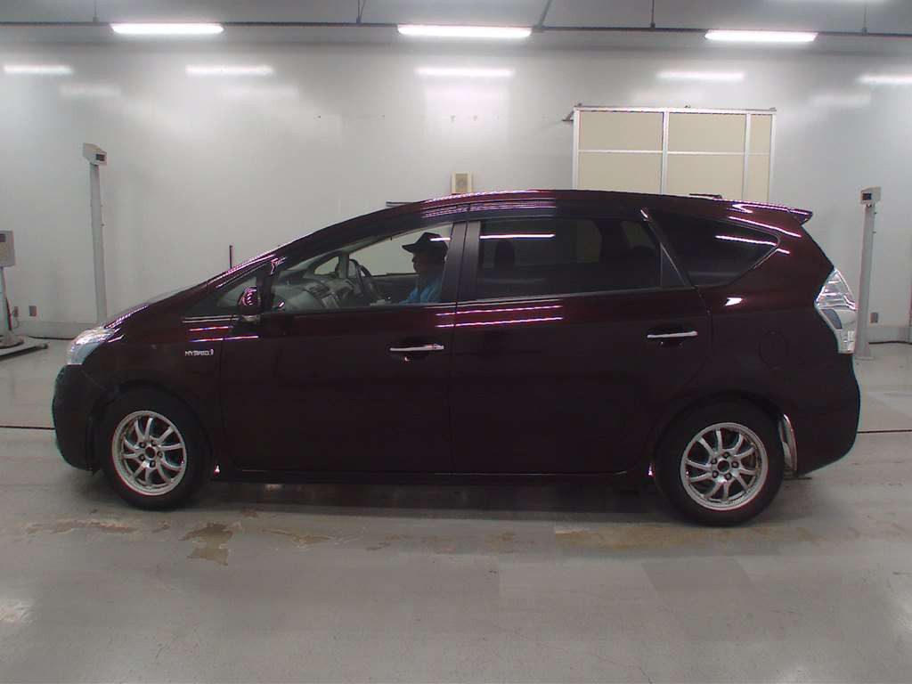 2013 Toyota Prius alpha ZVW41W[2]