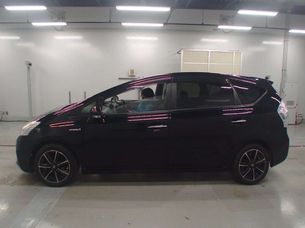 2014 Toyota Prius alpha ZVW41W[2]