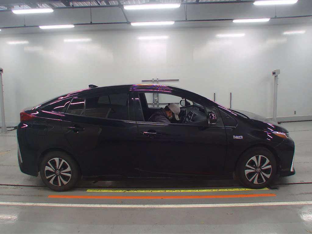 2018 Toyota Prius PHV ZVW52[1]