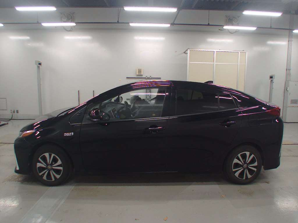 2018 Toyota Prius PHV ZVW52[2]